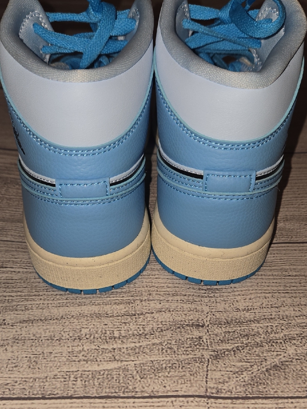 Air Jordan Women's 1 Mid SE Sneakers Ice Blue Size 8.5 - Picture 5 of 8